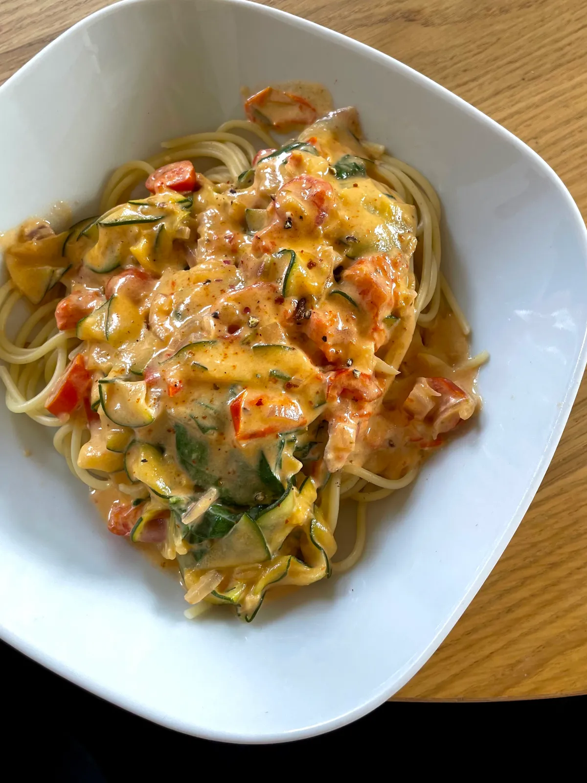 Spaghetti mit Zucchini-Tomaten Sauce