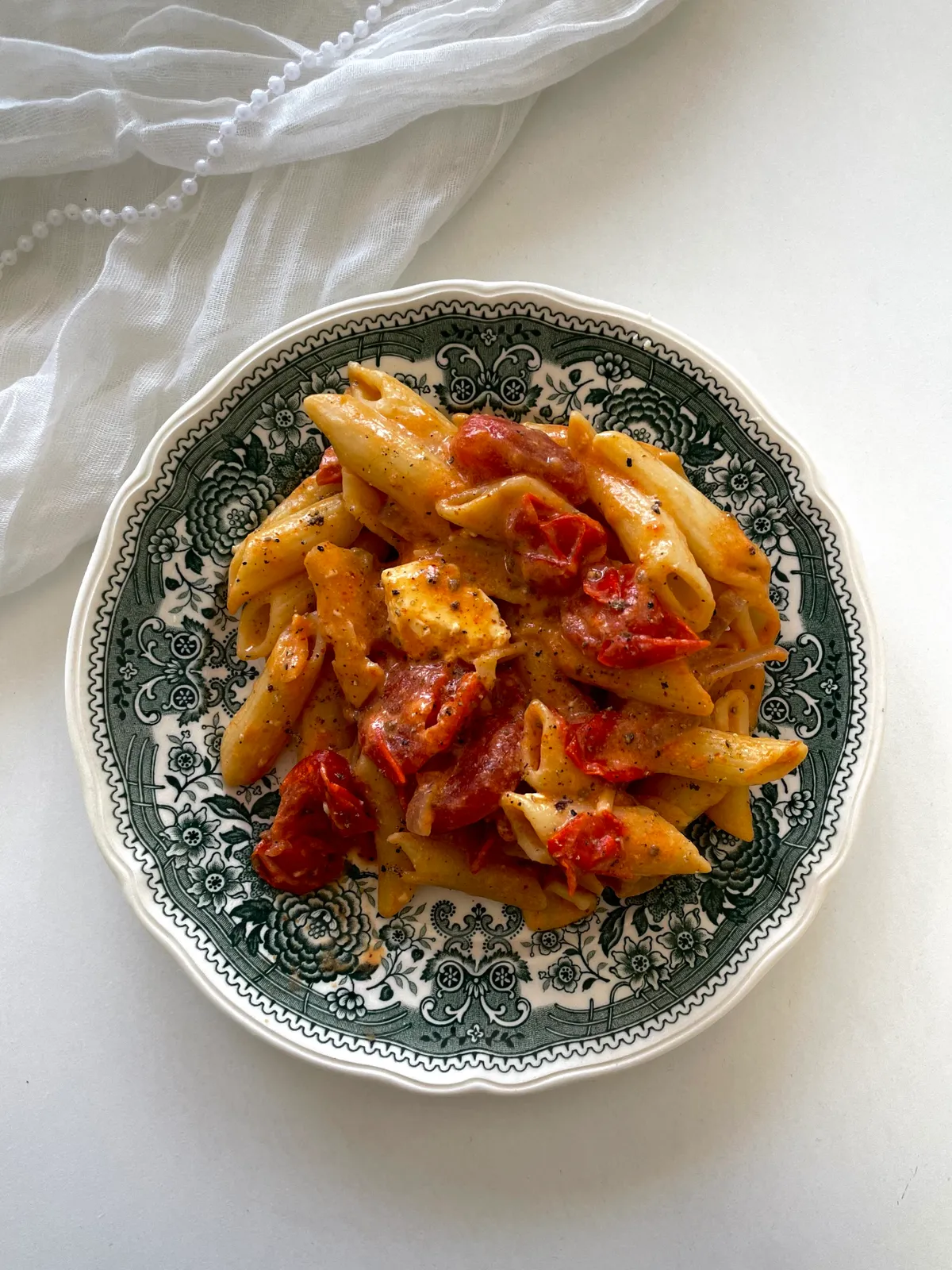 Penne mit Tomaten-Feta Sauce & Honig