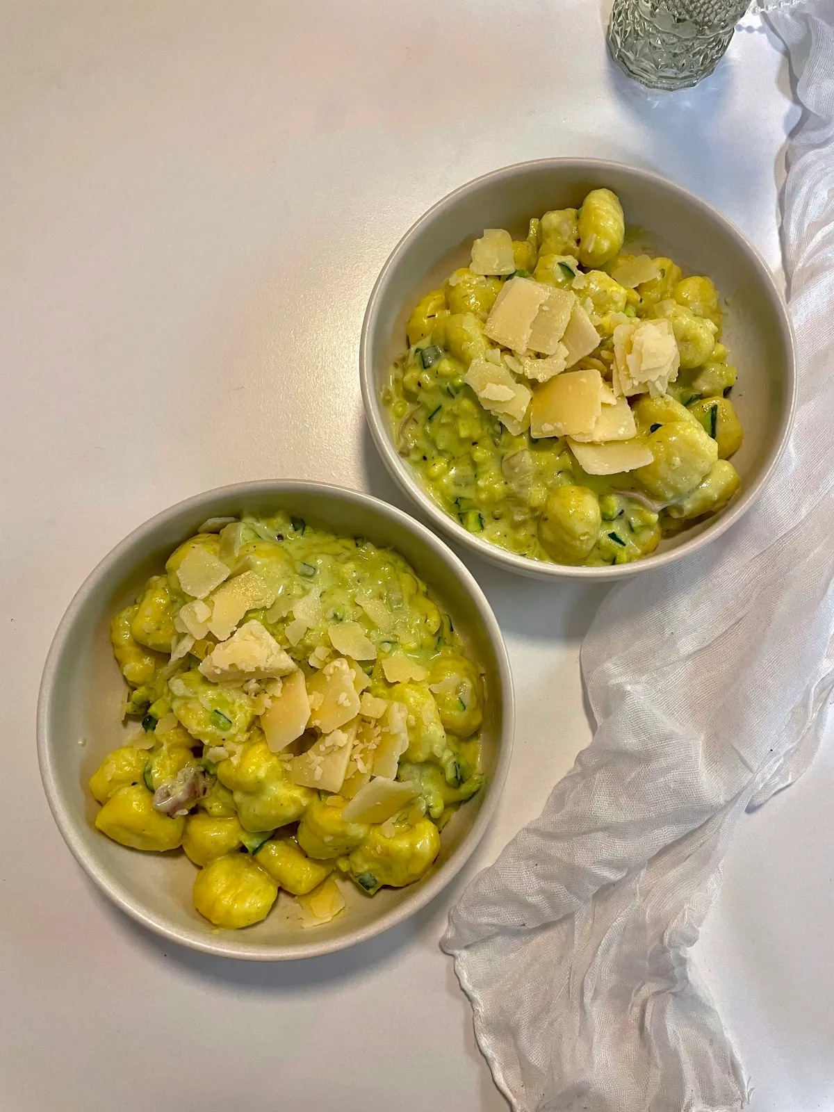 Gnoccipfanne mit Avocado-Parmesan Sauce
