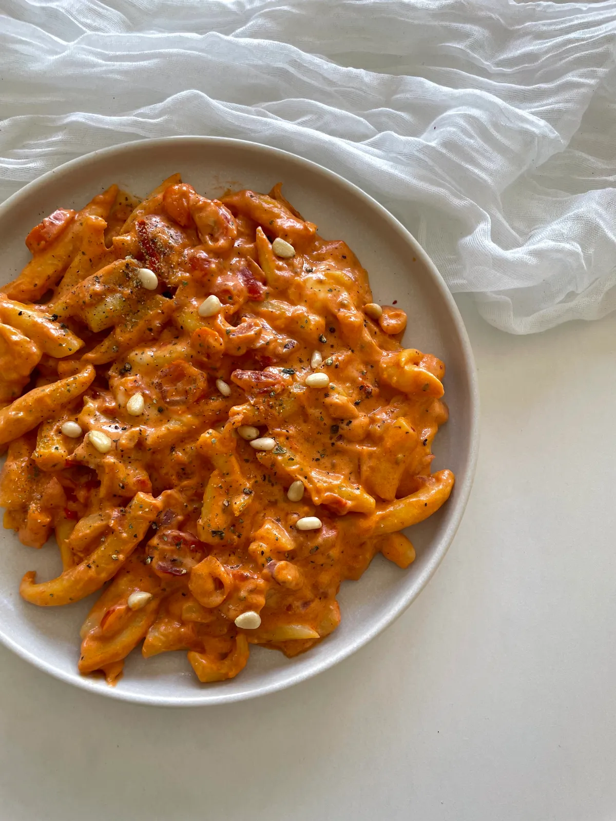 Schupfnudeln mit Tomaten-Mozzarellasauce & Pinienkernen