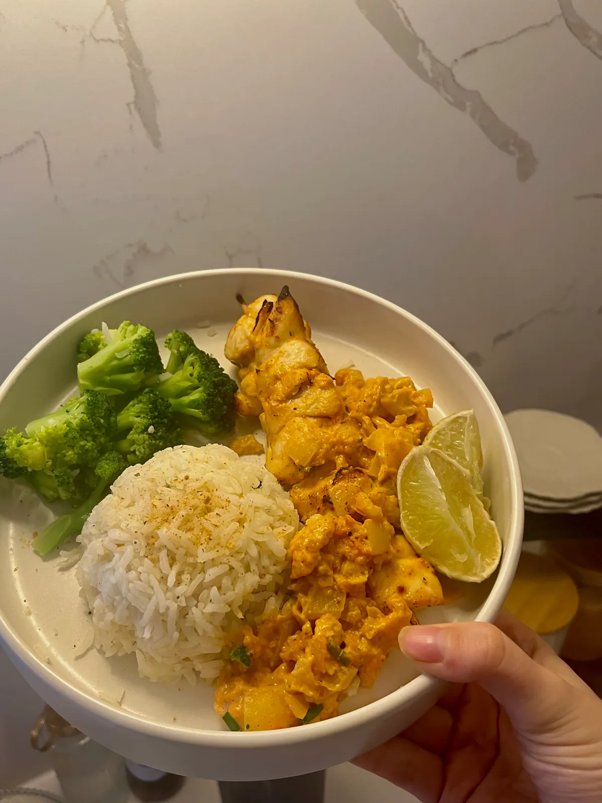 Kokosreis mit Hähnchenspießen & Erdnusssauce